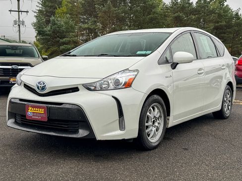 Used 2017 Toyota Prius V Four image 7