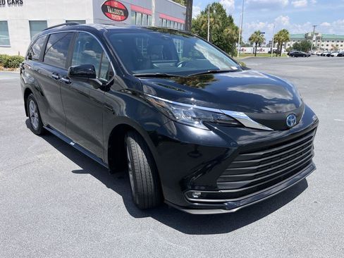 Used 2025 Toyota Sienna XLE w/ XLE Plus Package FWD image 7