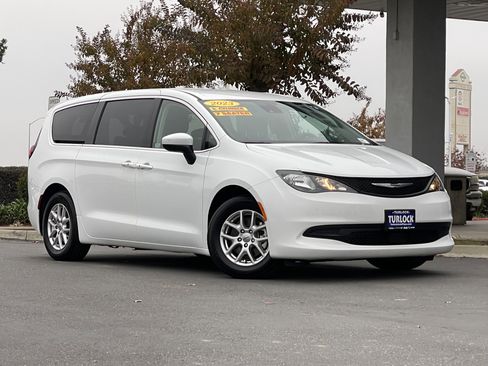 Used 2023 Chrysler Voyager LX image 2