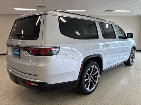 Used 2024 Jeep Wagoneer L Series III w/ Premium Group I AWD/4WD image 5