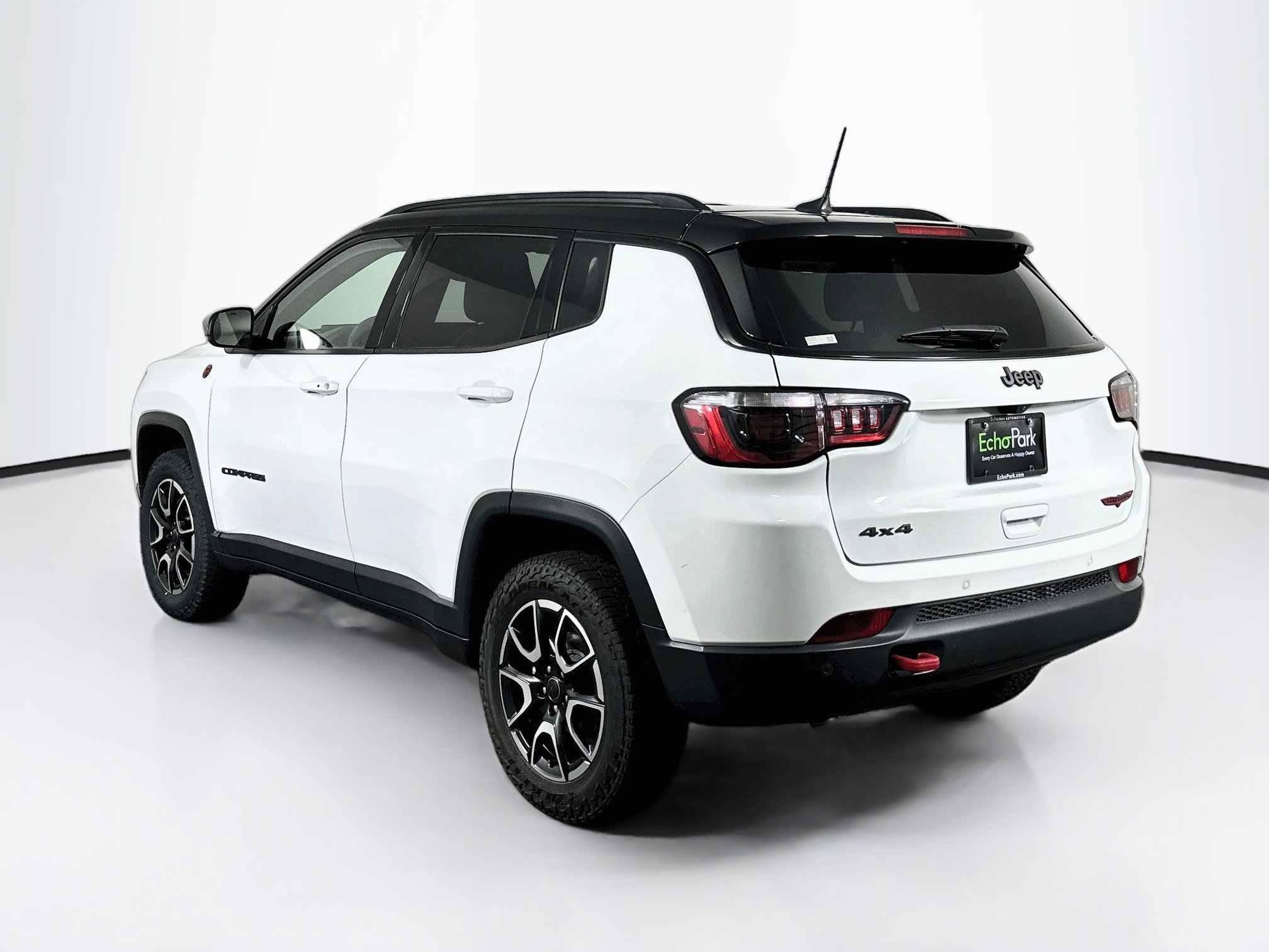 Used 2025 Jeep Compass Trailhawk AWD/4WD image 5