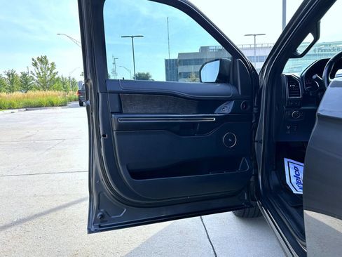 Used 2019 Ford Expedition Limited w/ Equipment Group 301A AWD/4WD image 9