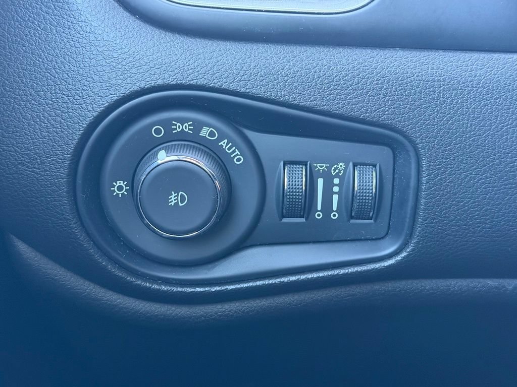 Certified 2022 Jeep Renegade Latitude AWD/4WD image 11
