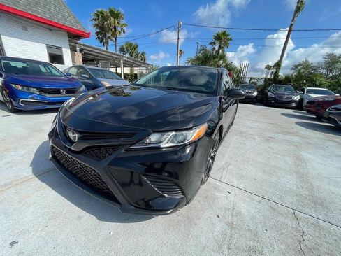 Used 2020 Toyota Camry SE FWD image 2
