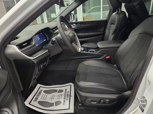 New 2025 Jeep Grand Cherokee L Altitude image 16