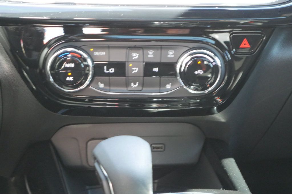 Used 2024 Chevrolet Trax RS w/ Sunroof Package FWD image 20
