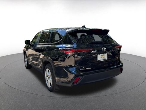 Used 2025 Toyota Highlander LE FWD image 5