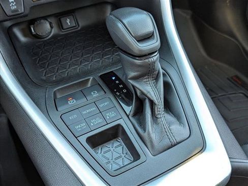 Used 2022 Toyota RAV4 LE image 12