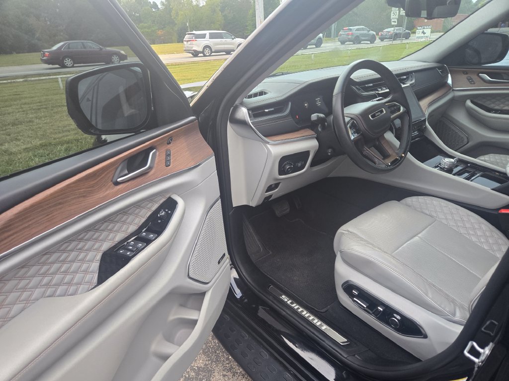 Used 2022 Jeep Grand Cherokee L Summit w/ Advanced Protech Group IV AWD/4WD image 6