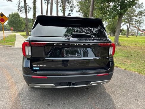 Used 2025 Ford Explorer Active w/ Active Comfort Package RWD image 5
