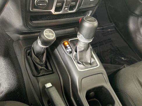 Used 2022 Jeep Gladiator Sport image 16