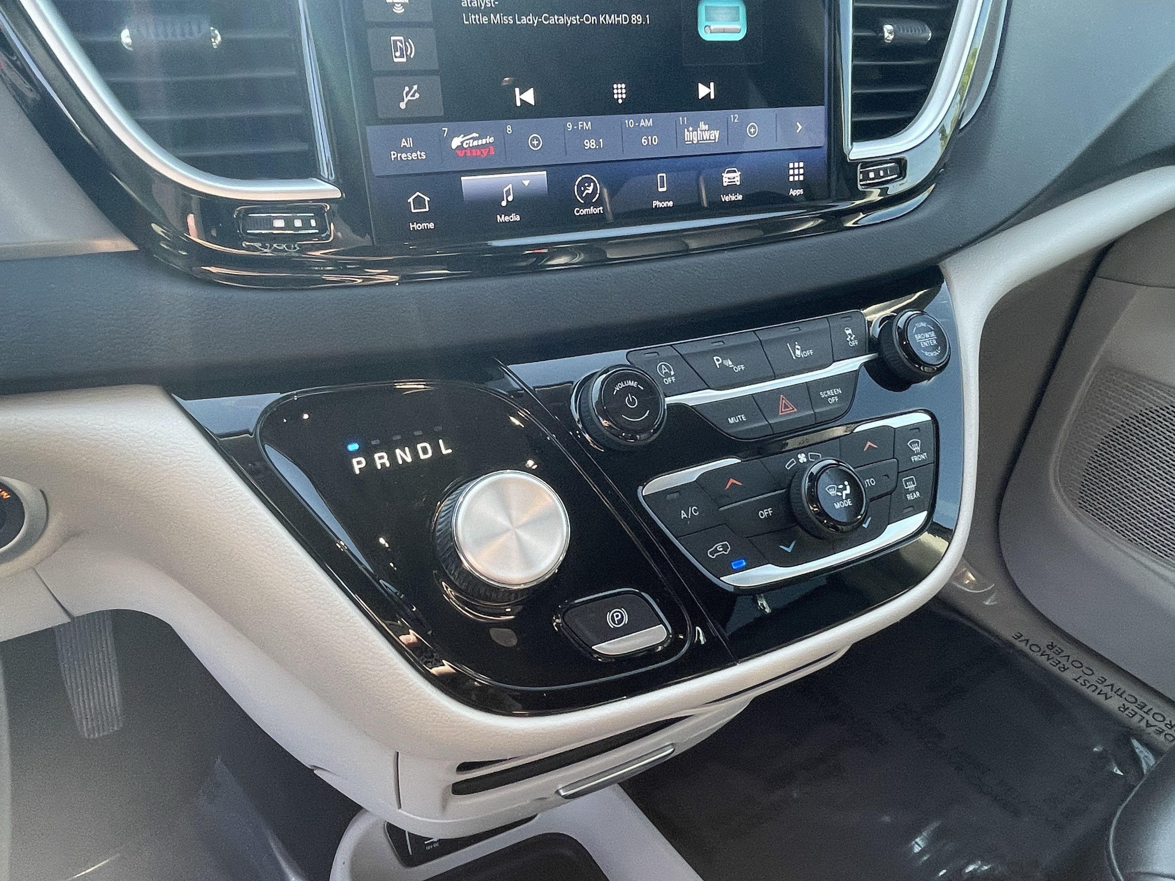 Used 2023 Chrysler Pacifica Touring-L FWD image 24
