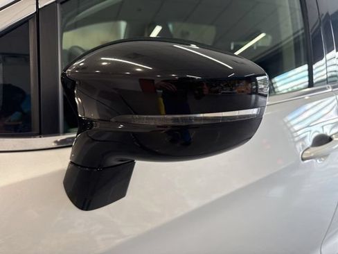 Used 2024 Chrysler Pacifica Touring-L FWD image 16