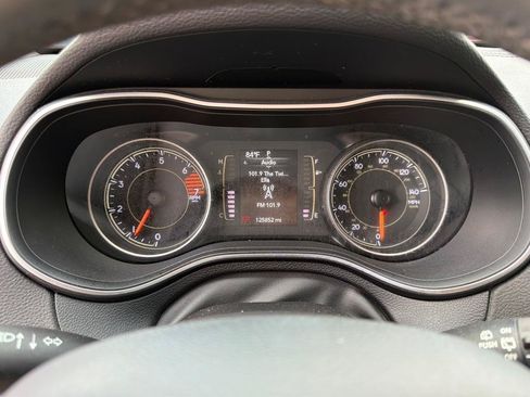 Used 2019 Jeep Cherokee Latitude Plus FWD image 26