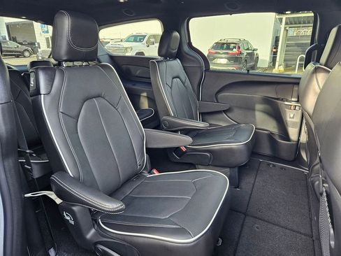 New 2026 Chrysler Pacifica Limited image 16