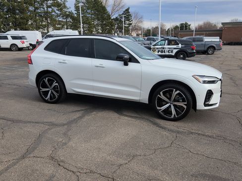 Used 2022 Volvo XC60 T8 R-Design w/ Advanced Package image 17