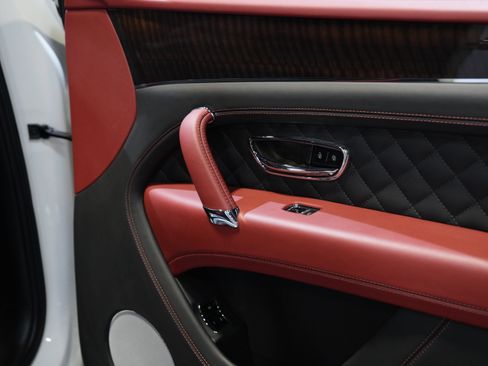 Used 2018 Bentley Bentayga AWD/4WD image 26