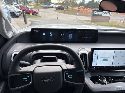 Used 2025 Ford Expedition Active image 10