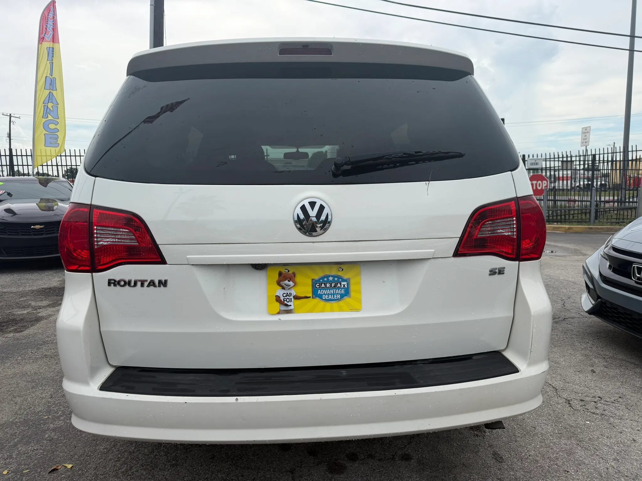 Used 2011 Volkswagen Routan SE FWD image 5