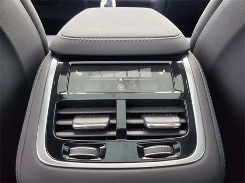 Certified 2025 Volvo XC90 B6 Plus image 32