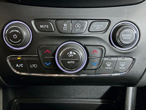 Used 2019 Jeep Cherokee Limited AWD/4WD image 17