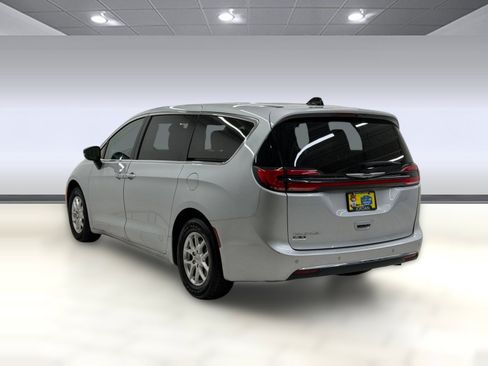 Used 2024 Chrysler Pacifica Touring-L FWD image 2