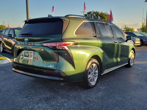 Used 2022 Toyota Sienna XLE image 12