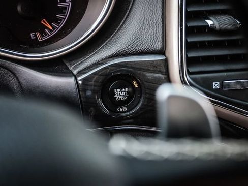 Used 2017 Jeep Grand Cherokee Overland AWD/4WD image 54