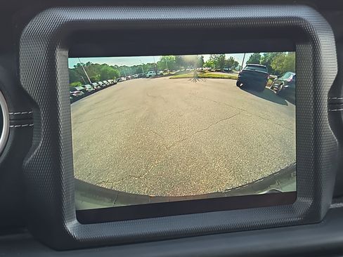 Used 2018 Jeep Wrangler Unlimited Sahara image 23