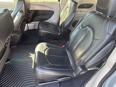 Used 2022 Chrysler Pacifica Touring-L image 13