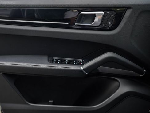 Used 2023 Porsche Cayenne Base w/ Premium Package image 33