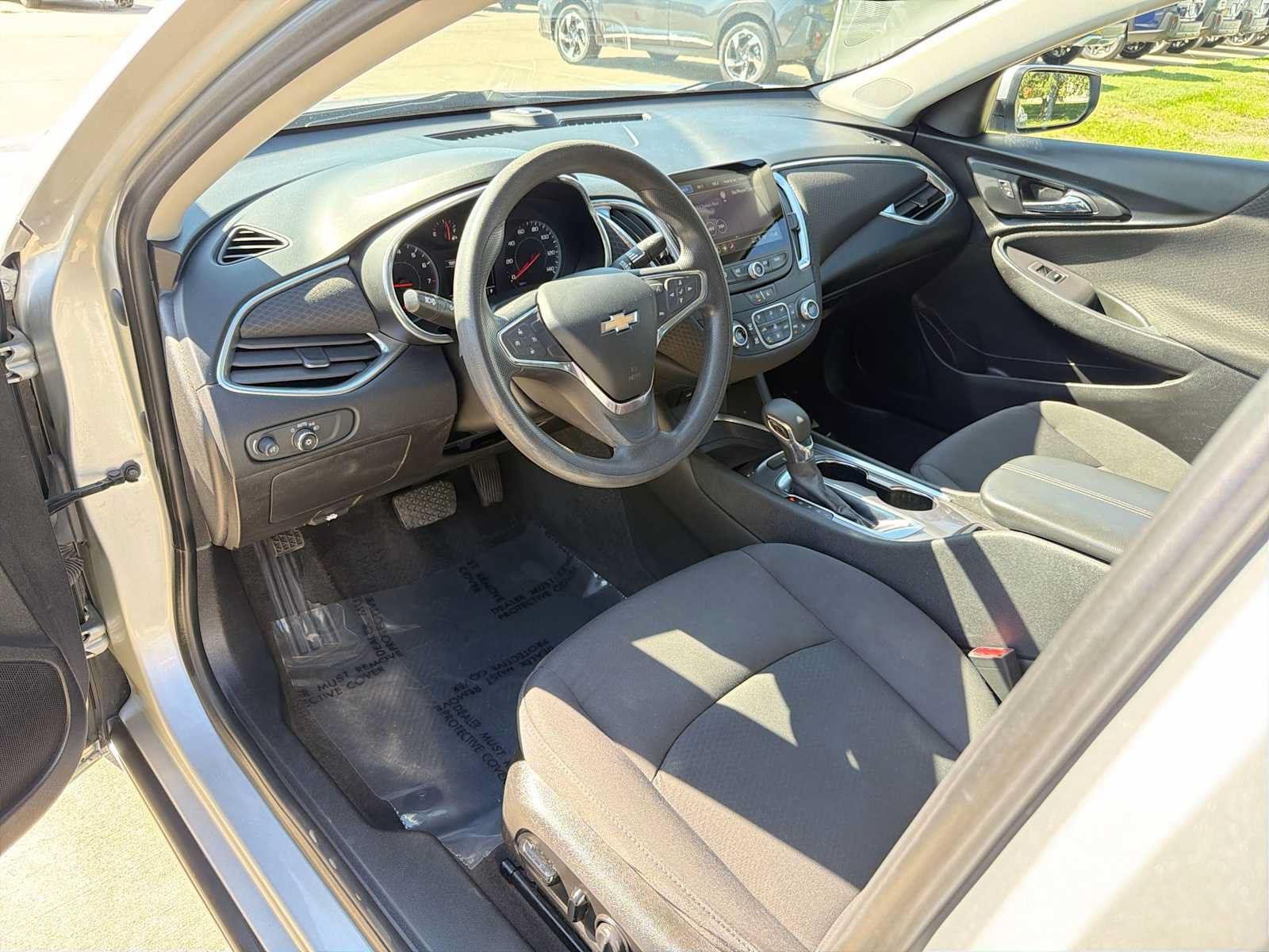 Used 2021 Chevrolet Malibu LT FWD image 2