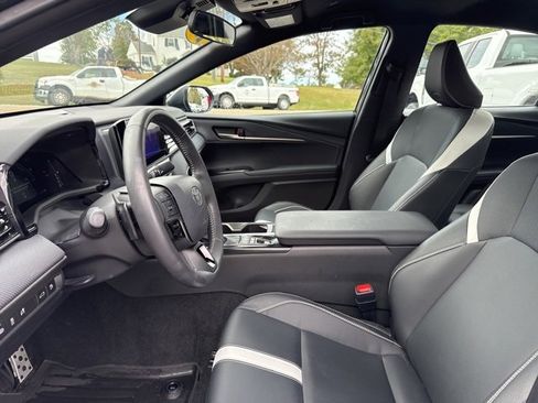 Used 2025 Toyota Camry SE image 28