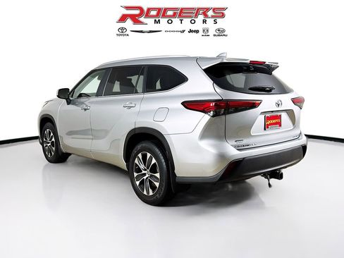 Certified 2023 Toyota Highlander XLE image 5