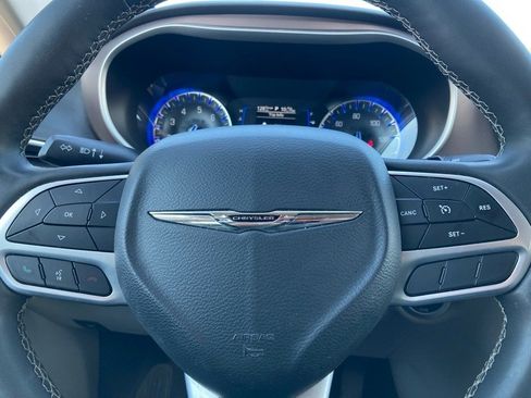 Used 2022 Chrysler Voyager LX image 18