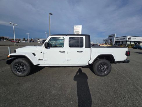 New 2025 Jeep Gladiator Sport image 7