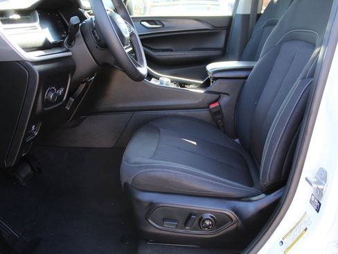 Used 2023 Jeep Grand Cherokee L Laredo image 4