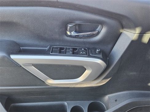 Used 2019 Nissan Titan SV image 31