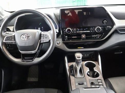 Used 2023 Toyota Highlander Limited image 15