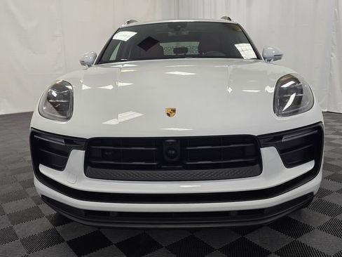 Certified 2025 Porsche Macan image 9