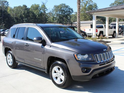 Used 2016 Jeep Compass Latitude image 2