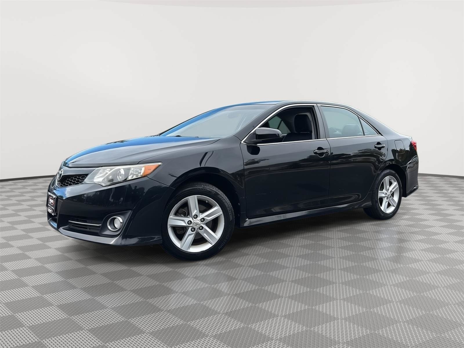 Used 2012 Toyota Camry SE FWD image 1