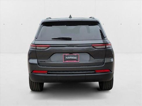 New 2025 Jeep Grand Cherokee Altitude image 8