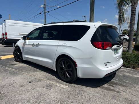 Used 2018 Chrysler Pacifica Touring Plus w/ S Appearance Package FWD image 2