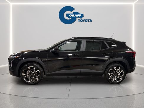 Used 2024 Chevrolet Trax RS w/ Sunroof Package FWD image 3
