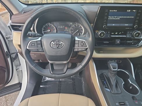 Used 2022 Toyota Highlander XLE image 15