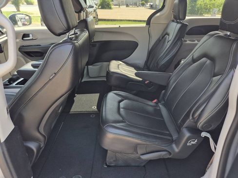 Used 2023 Chrysler Pacifica Touring-L FWD image 10