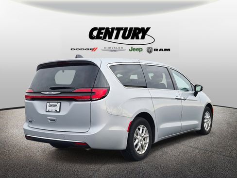 Used 2024 Chrysler Pacifica Touring-L image 4