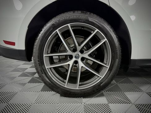 Used 2024 Porsche Macan image 17