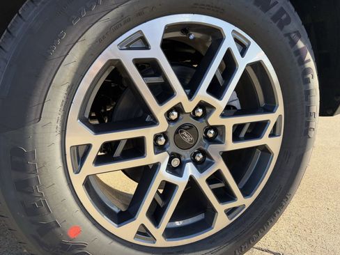 New 2025 Ford Expedition Active image 38